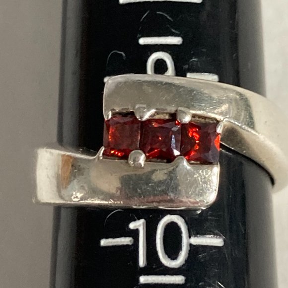 3 red glass gems in sterling silver by pass ring. - Picture 8 of 8